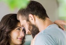如何在女友有新欢的情况下挽回感情（挽回感情的有效方法及技巧）