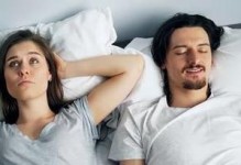 当你心里总觉得老公移情别恋（如何应对和解决感情危机）