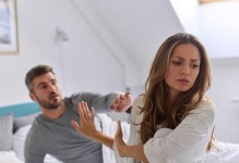如何挽回被女友误会的感情（15个步骤帮你赢回她的心）