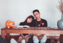 分手后，是否还可以做朋友？（解析分手后的友谊真相，理性看待前任关系）