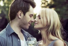 老婆与别人聊天暧昧怎么办？（解决婚姻危机的15个有效方法）