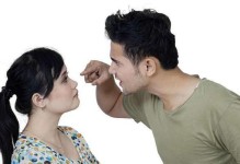 当老公出轨后向我承认错误，我该怎么办？（婚姻中的第三者、坦诚相待、重塑关系）