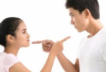 如何解决男友忘不了前任的问题（应对男友过去情感的方法和技巧）